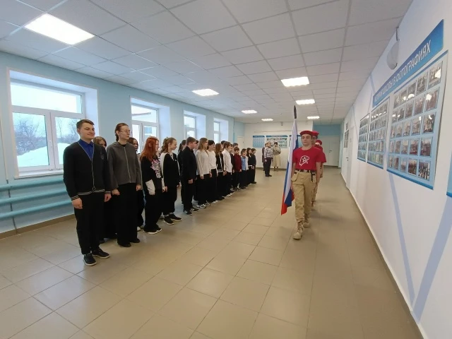 👉Очередная учебная неделя в МБОУ Исуповской СШ началась с торжественной линейки, вынос...