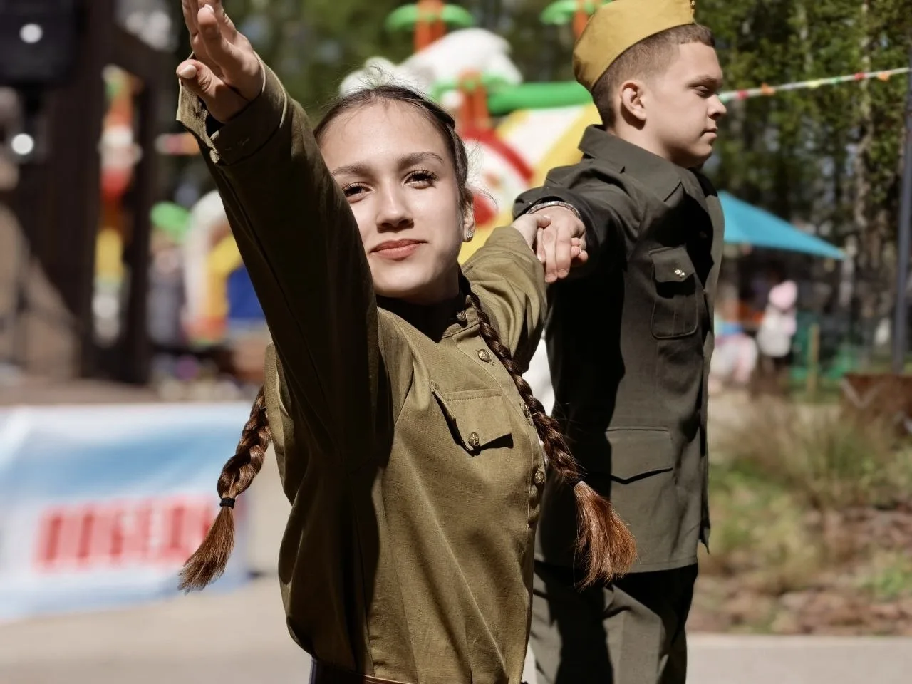 Сегодня в парке Победы на Высокой горе наши ученики подарили всем гостям настоящий праздник — исполн