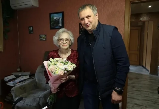 🌷 Иван Носков поздравил 91-летнюю Беллу Скоробогатову с Днём пожилого человека