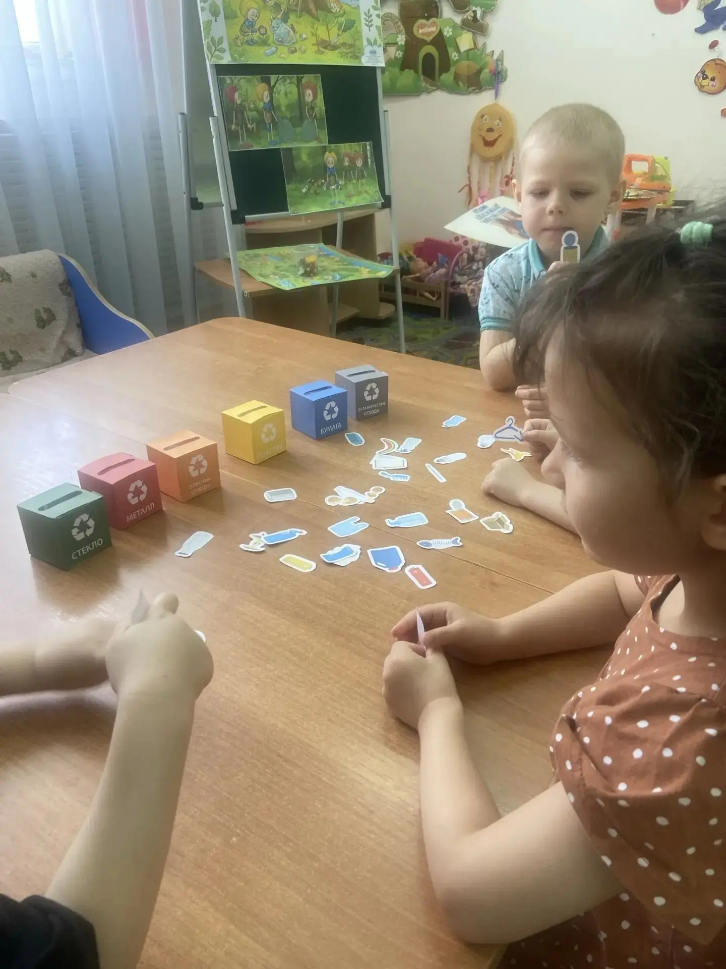 В средней группе "Гномики" воспитатель Аньшакова Наталия Викторовна провела беседу с детьми "Эколята