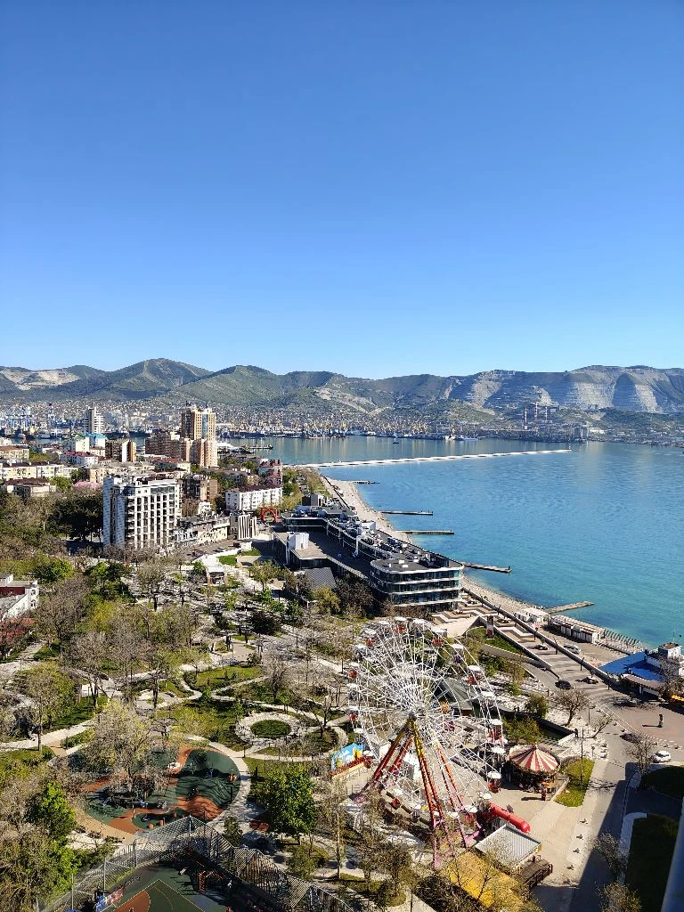Новороссийск - город, где можно сочетать жизнь по разным сценариям 🌊🌞🏢💼