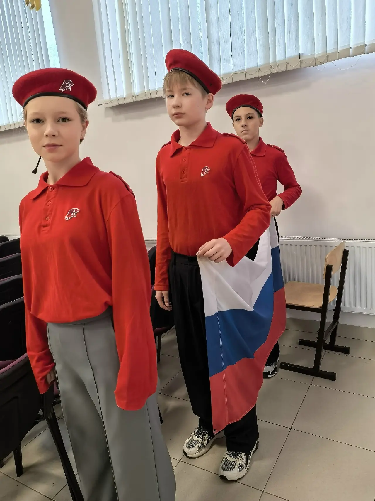 Утро понедельника в нашей школе началось с торжественной церемонии поднятия Государстве...
