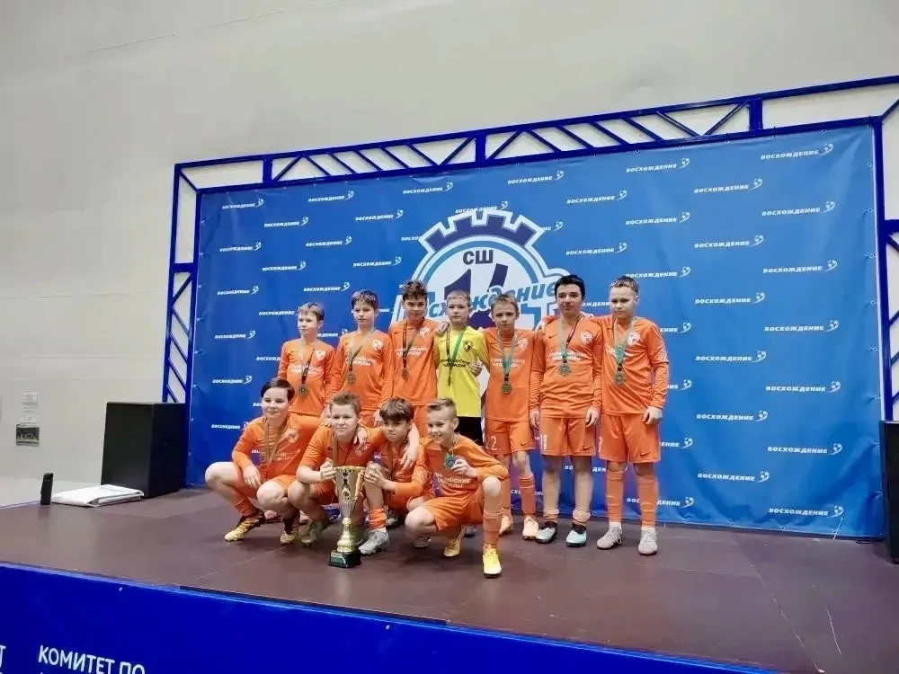 Достижения вне школы🙌  ⚽️Зимнее первенство по футболу среди мальчиков до 13 лет завершилось! 🎉 Перво