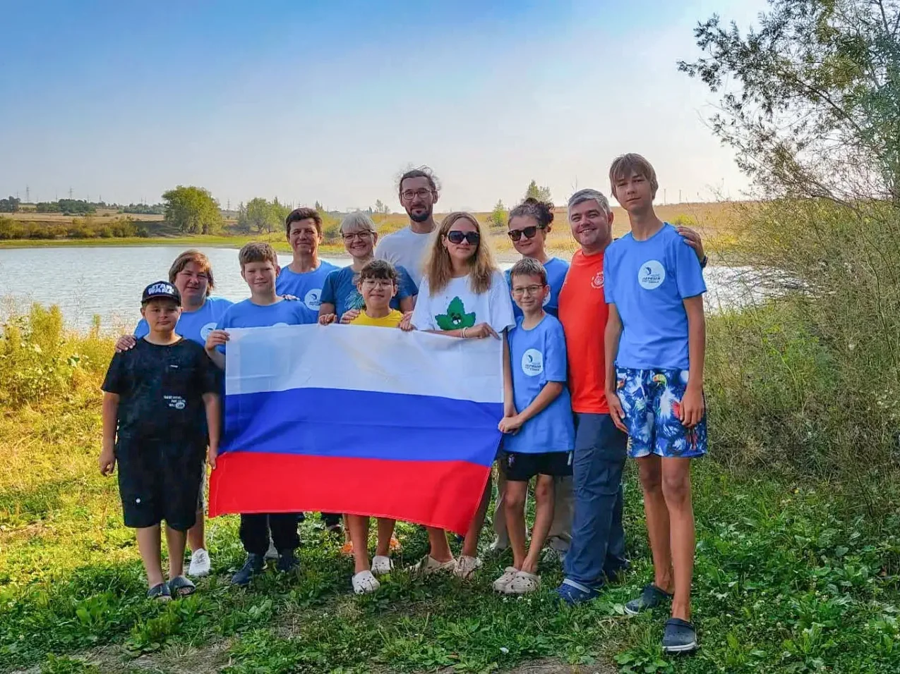 🇷🇺 В честь Дня Государственного флага России активисты Движения Первых города Саратов...