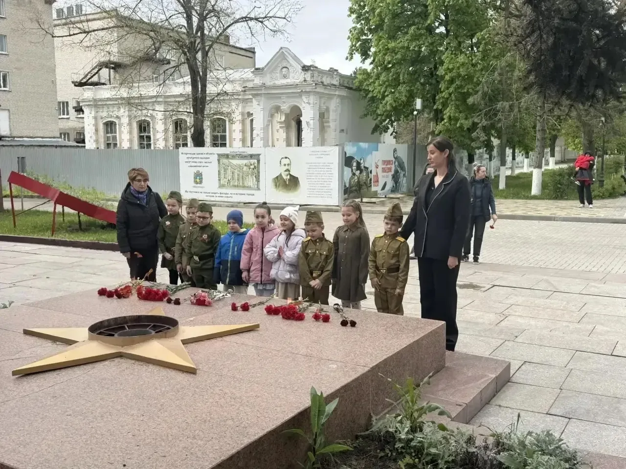 В преддверии Дня Победы воспитанники старшей группы «А» вместе с воспитателями приняли ...