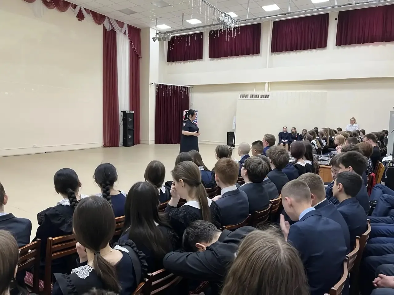 ✨ В рамках Единого дня безопасности в школе состоялась познавательная беседа со старшим инспектором 