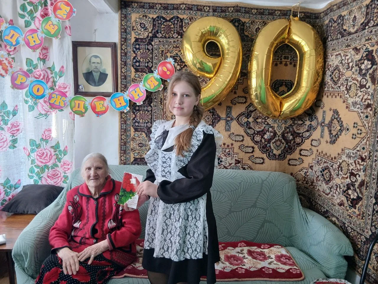 Школьная делегация поздравила ветерана педагогического труда Раису Афанасьевну Данилову с 90-летним 