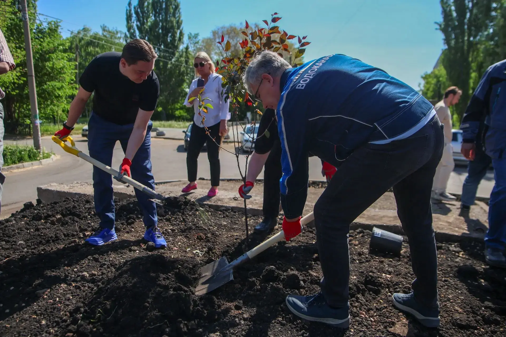 Утро начали с объезда городских объектов. Первым пунктом нашего маршрута был новый  абонентский отде