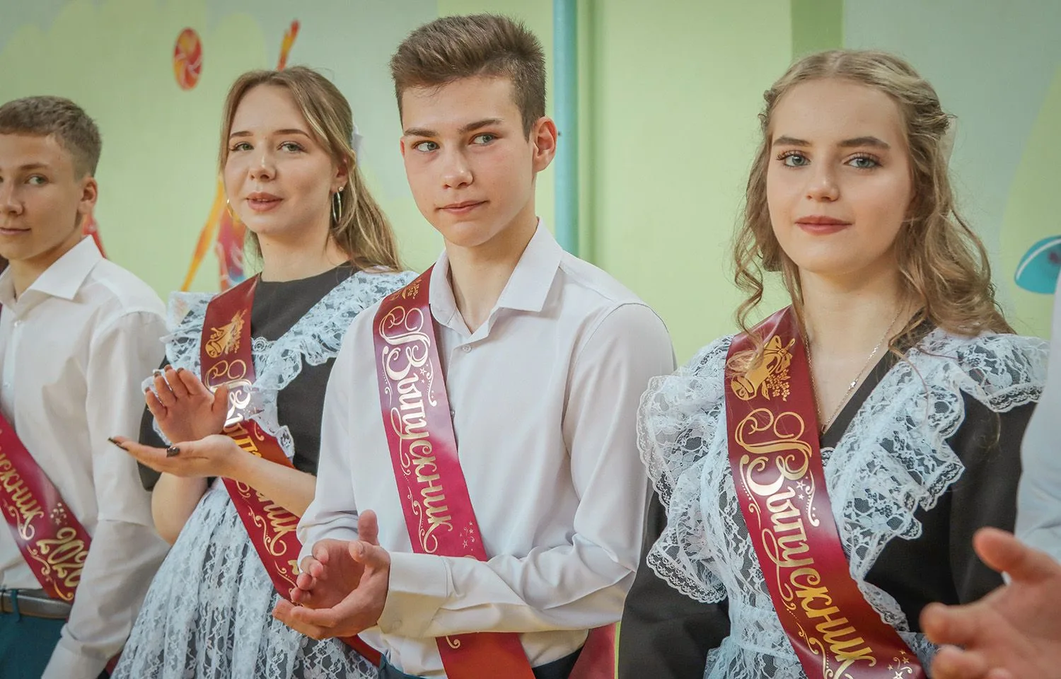 Брянские выпускники прощаются со школой    В брянских школах наступила пора последних звонков. Замес