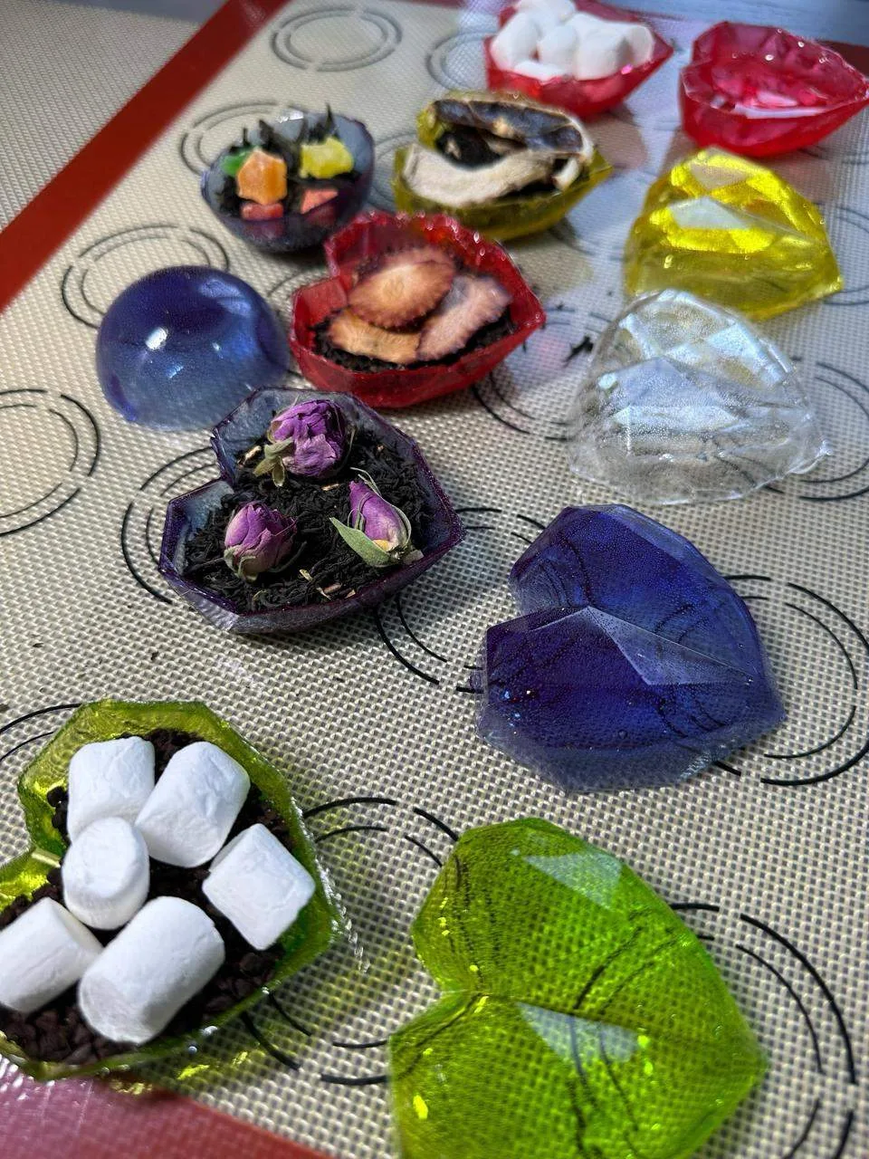 💎 Чайные бомбочки из изомальта   Такую бомбочку нужно залить кипятком и просто наслаждаться 💆.  Соде