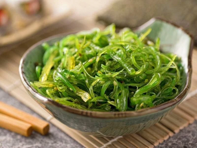 🌿 Морская капуста представляет собой ценный продукт для здоровья женщин по нескольким причинам:

1.