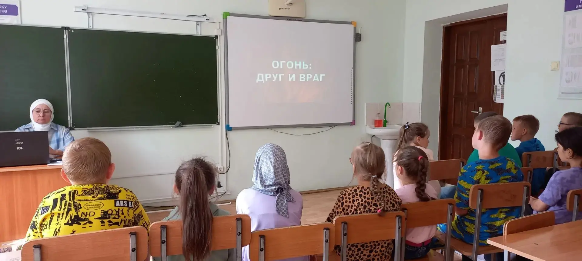 В нашем лагере прошёл «Час безопасности»!

Сегодня мы говорили о том, что делать, если случился пожа