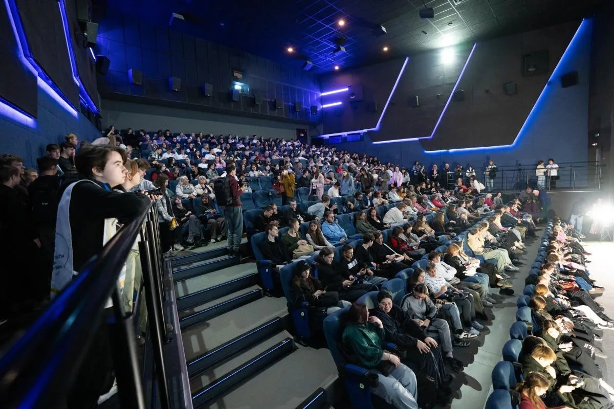 🎬 Более 3000 омичей посетили фестиваль «Порт_Арт»