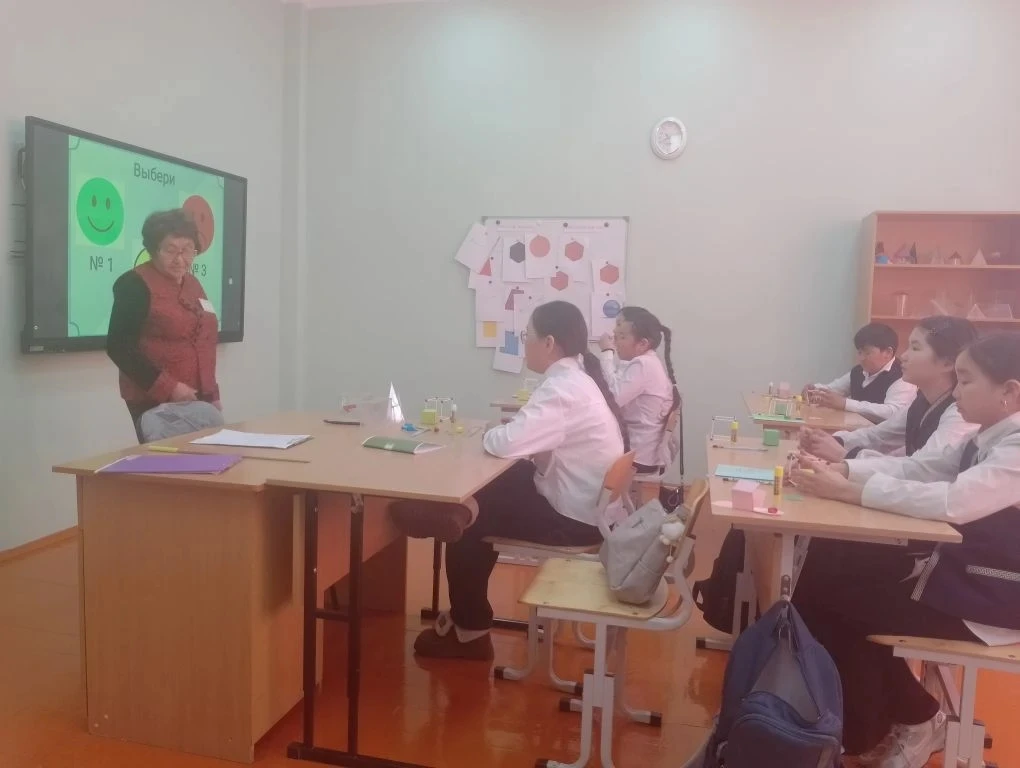 Команда учителей в составе Лыксыковой Н.Ш., Цыреновой Ж.Д., Нимаевой О.А. и Жалсановой ...