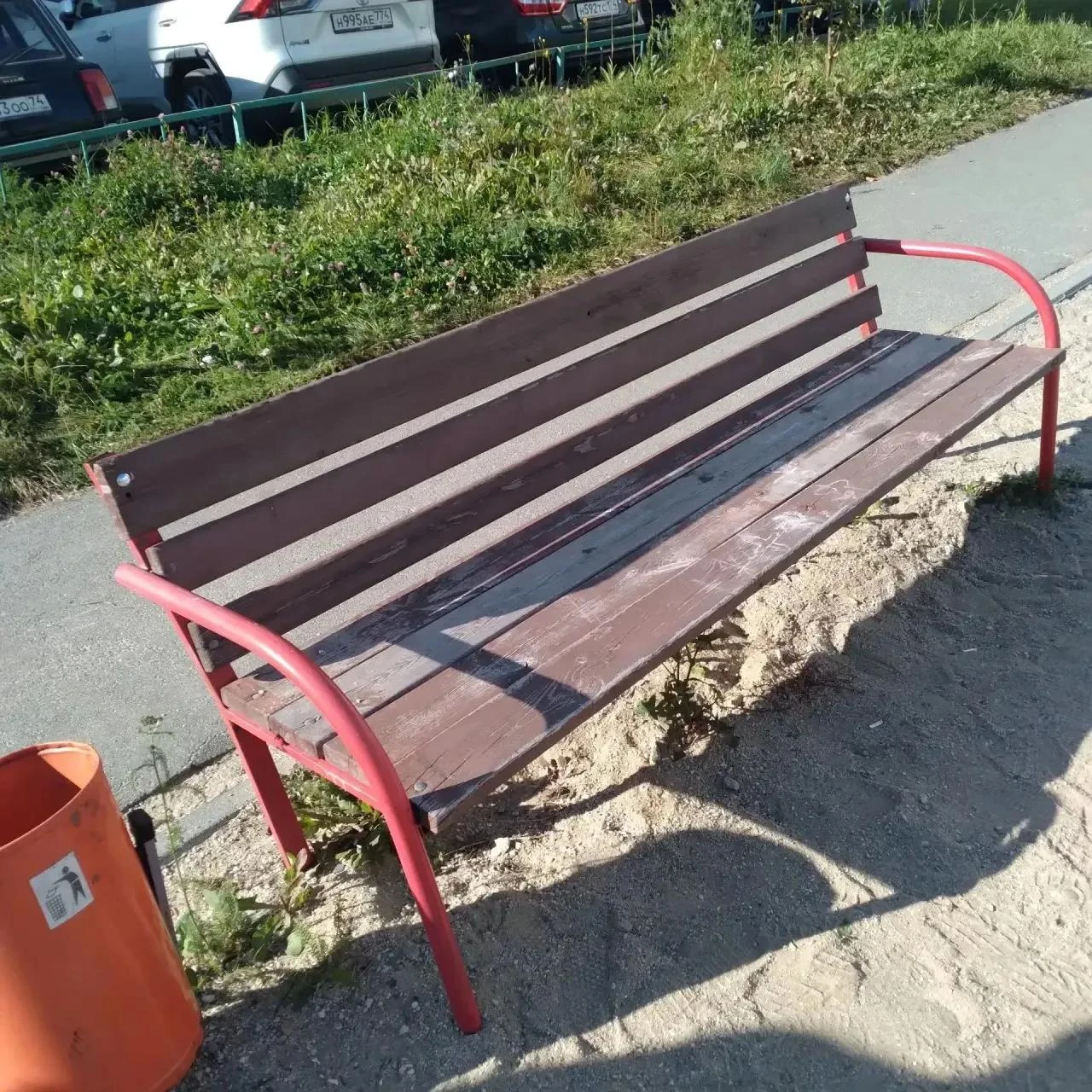 Сотрудниками УК по адресу: ул. Петра Столыпина, 7 на детской площадке выполнен ремонт л...