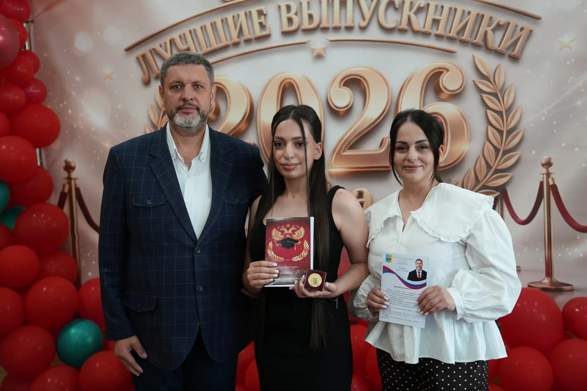 Сегодня вручил выпускникам округа золотые и серебряные медали «За особые успехи в обуче...