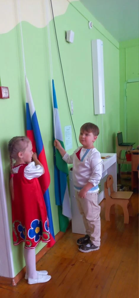 Что мы Родиной зовем?🍃
Дом, где мы с тобой живем,🏠
И березки, вдоль которых🍃
Рядом с мамой мы иде