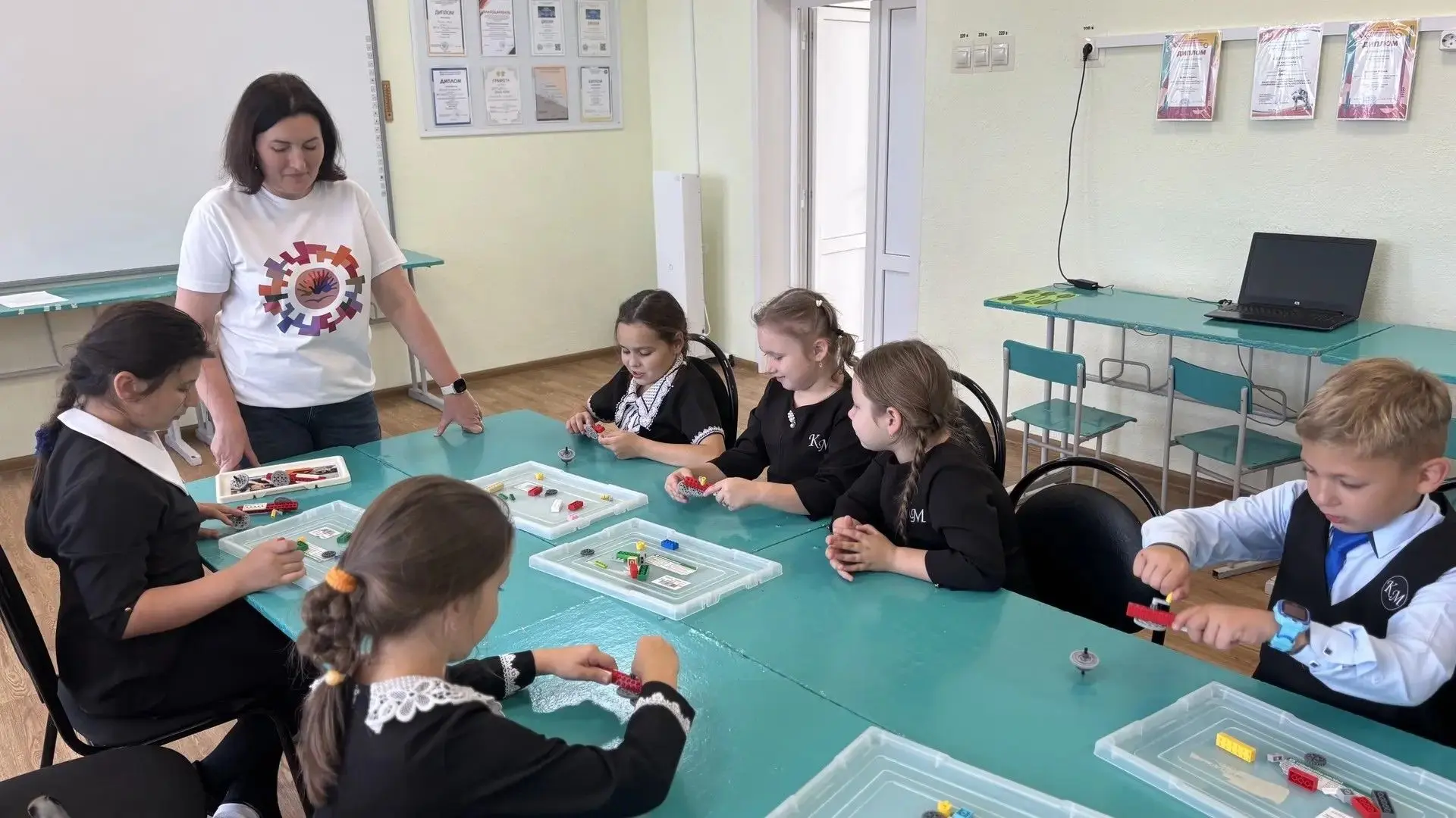 🎨✨ Центр развития творчества сегодня открыл свои двери для мальчишек и девчонок девято...