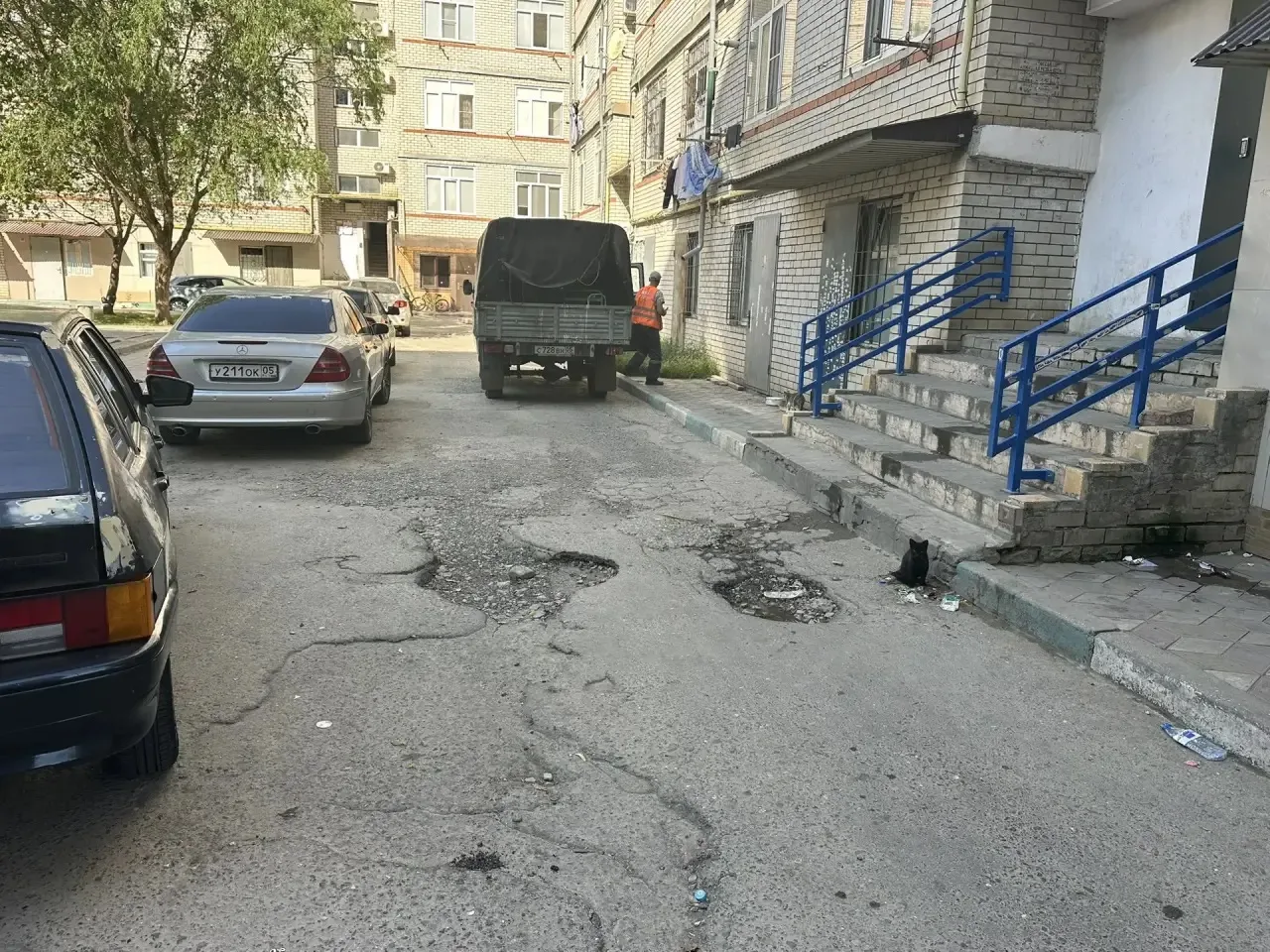 📍 МБУ «Благоустройство» продолжает работы по обновлению дорожного покрытия во дворе до...