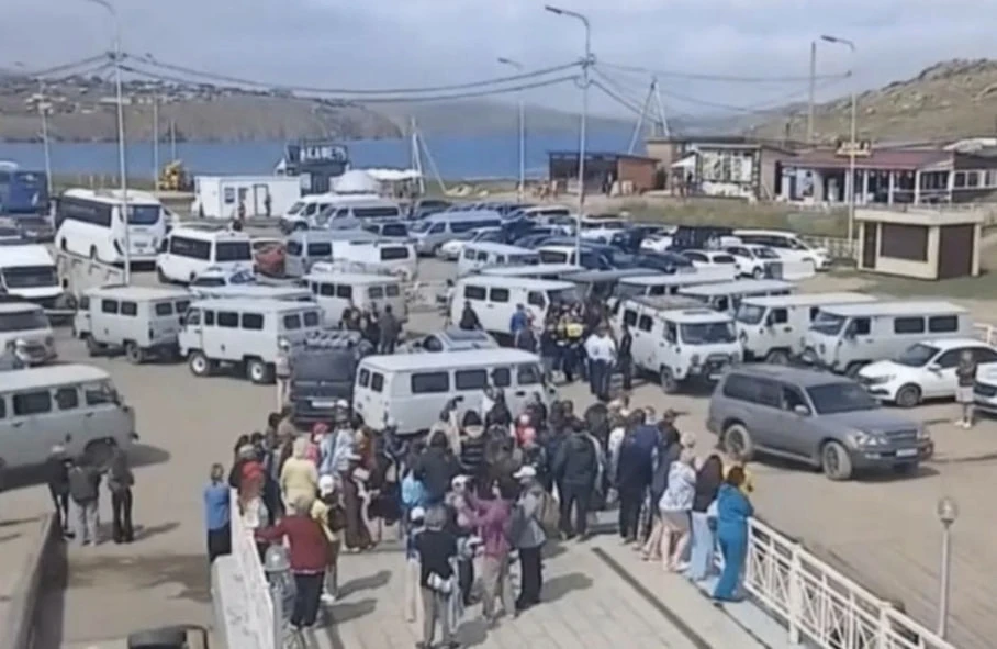В Иркутской области владельцы "Буханок" устроили протест — заблокировали выезд с острова Ольхон на Б