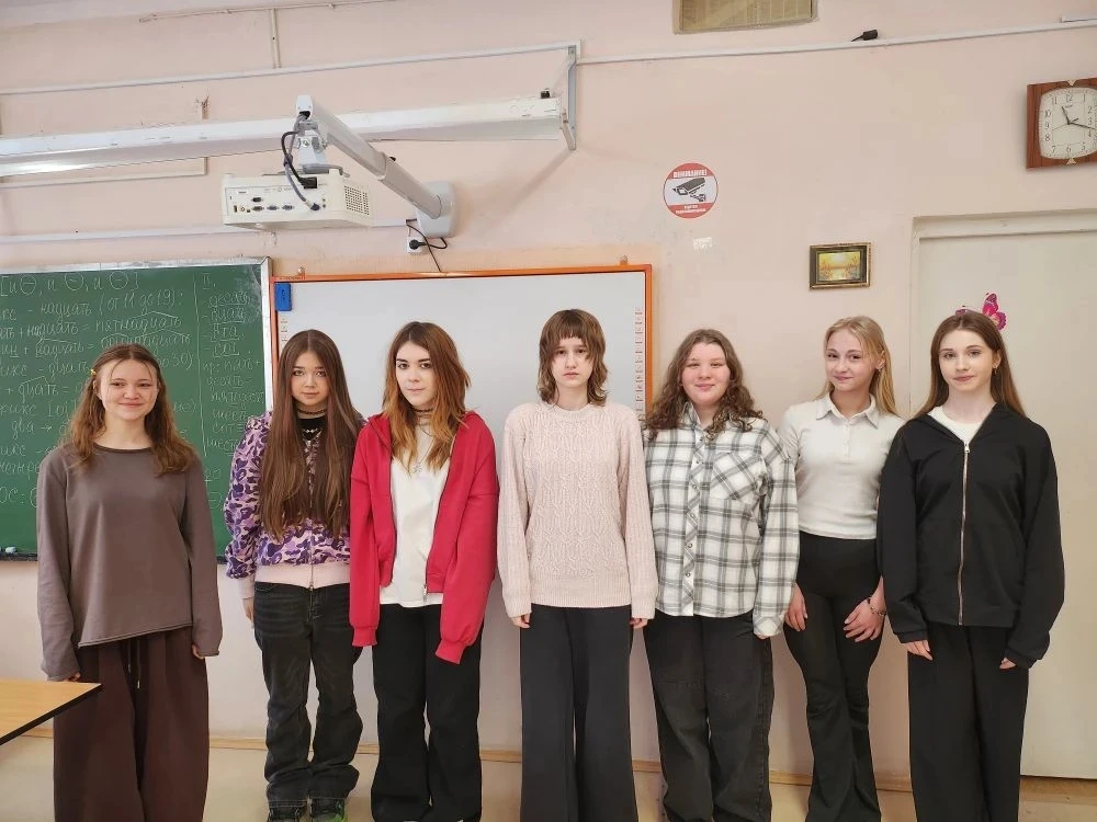 Поздравление юношей  Девочки из 8«Б» класса решили порадовать своих одноклассников и подготовили для