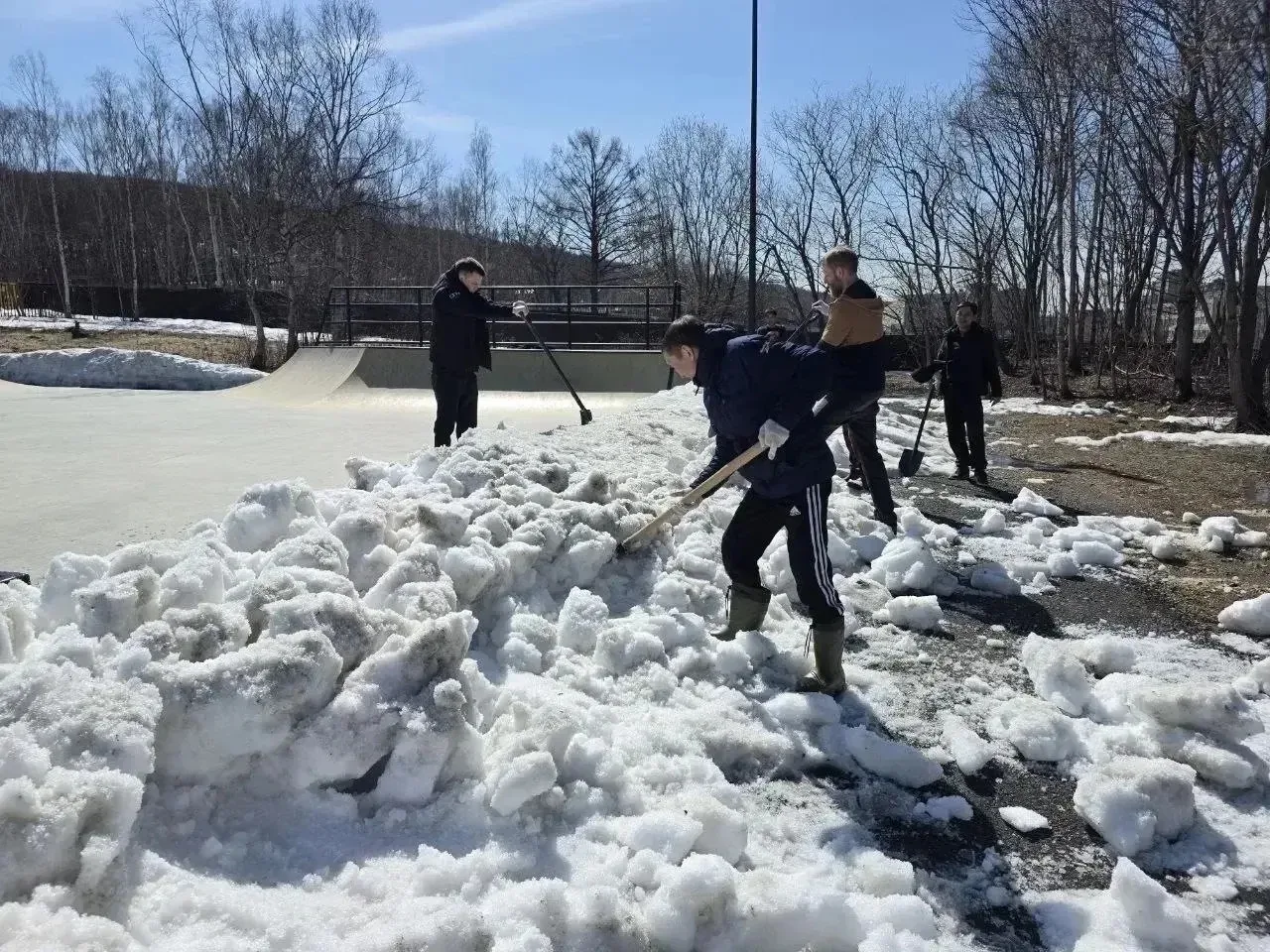 🧤 Общегородской субботник объединил самых активных южносахалинцев!    Город сегодня стал чище и уютн