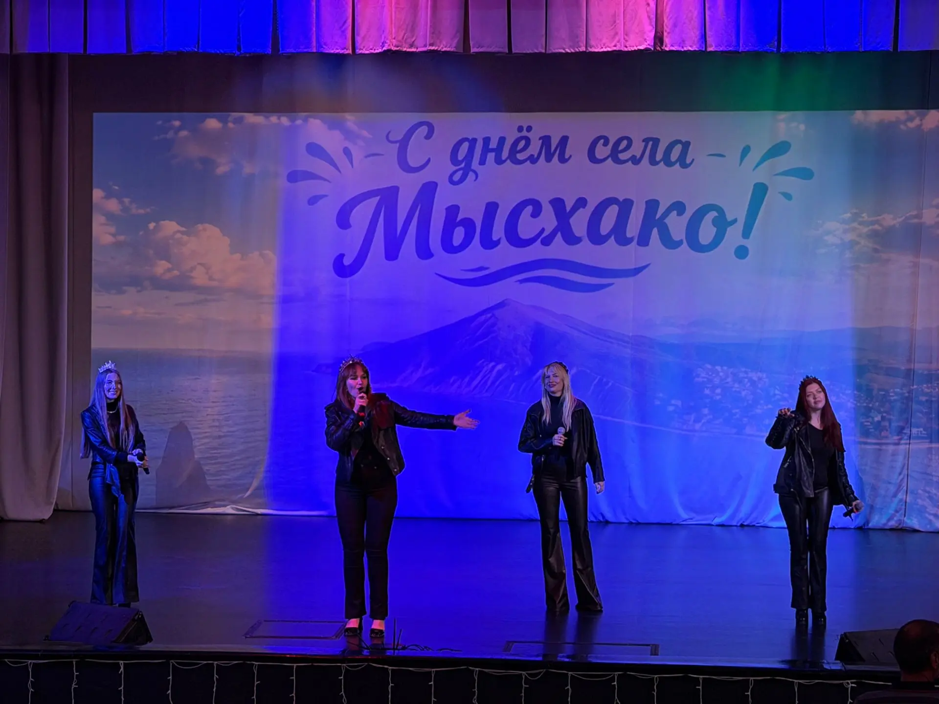 Сегодня в Доме культуры «Мысхако» было по-настоящему тесно от улыбок, объятий и громких...