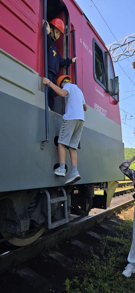 ТРИНАДЦАТЫЙ ДЕНЬ 

Путешествие по рельсам истории, слов и страха! 🚂📚👻

День был насыщен событиями