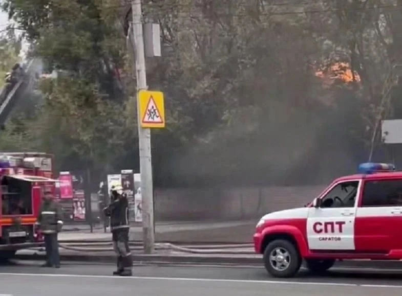 В центре Саратова пожарные тушили расселенный дом