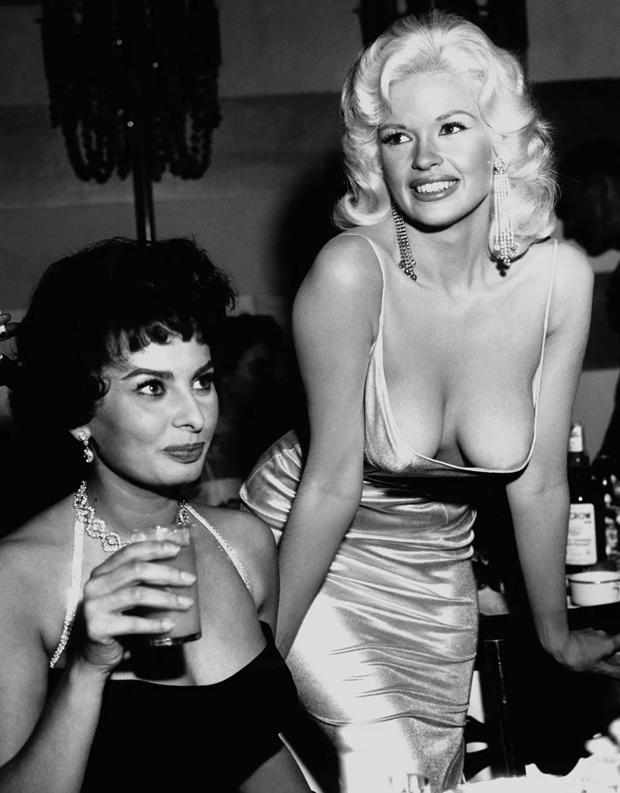 Вечер в 1957 году в ресторане в честь Софи Лорен организовала студия Paramount. Все был...