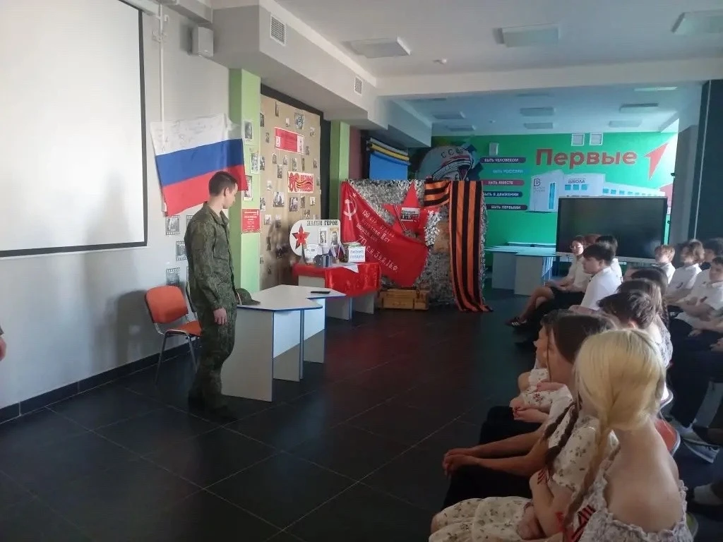 Равнение на Героев: в нашей школе прошел Урок мужества 🇷🇺  У восьмиклассников была не просто встреча
