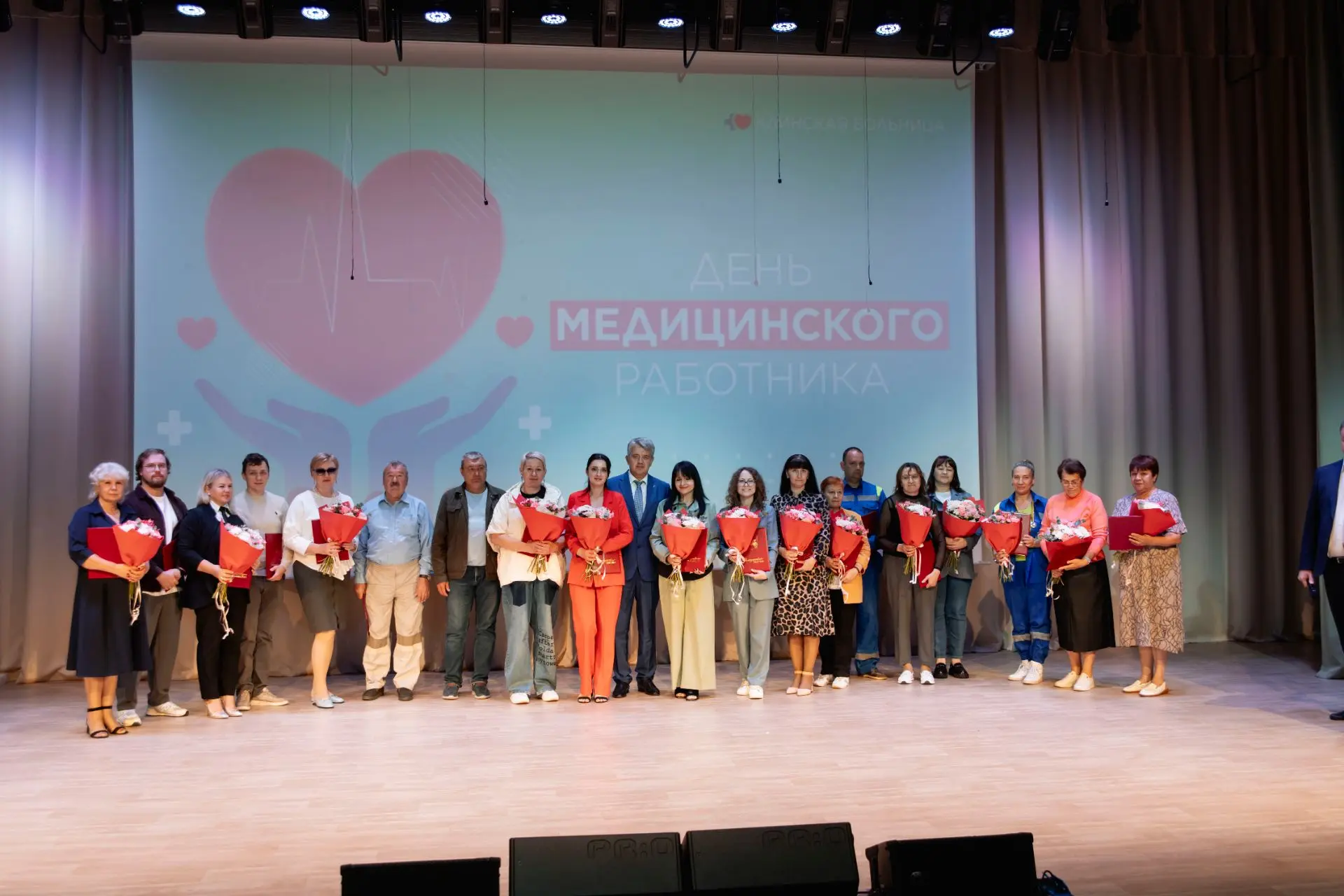 Сегодня в преддверии Дня медицинского работника чествовали людей, которые ежедневно спасают жизни, д