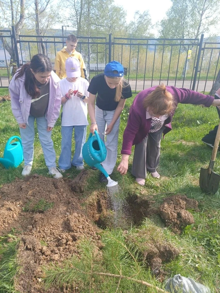 Вчера команда Центра активно работала на благо природы, высаживая молодые деревья. Помо...
