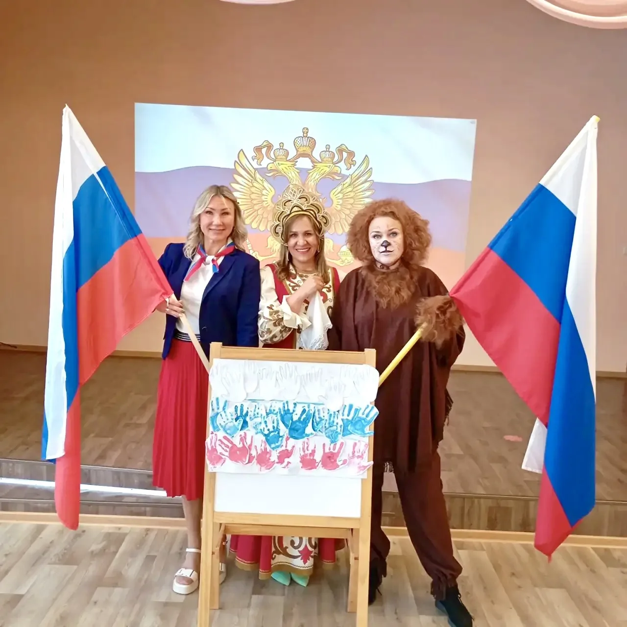 🇷🇺 Посмотри, мой дружок, вот какой у нас флажок! 

🤍 В честь Дня России, в нашем реабилитационном