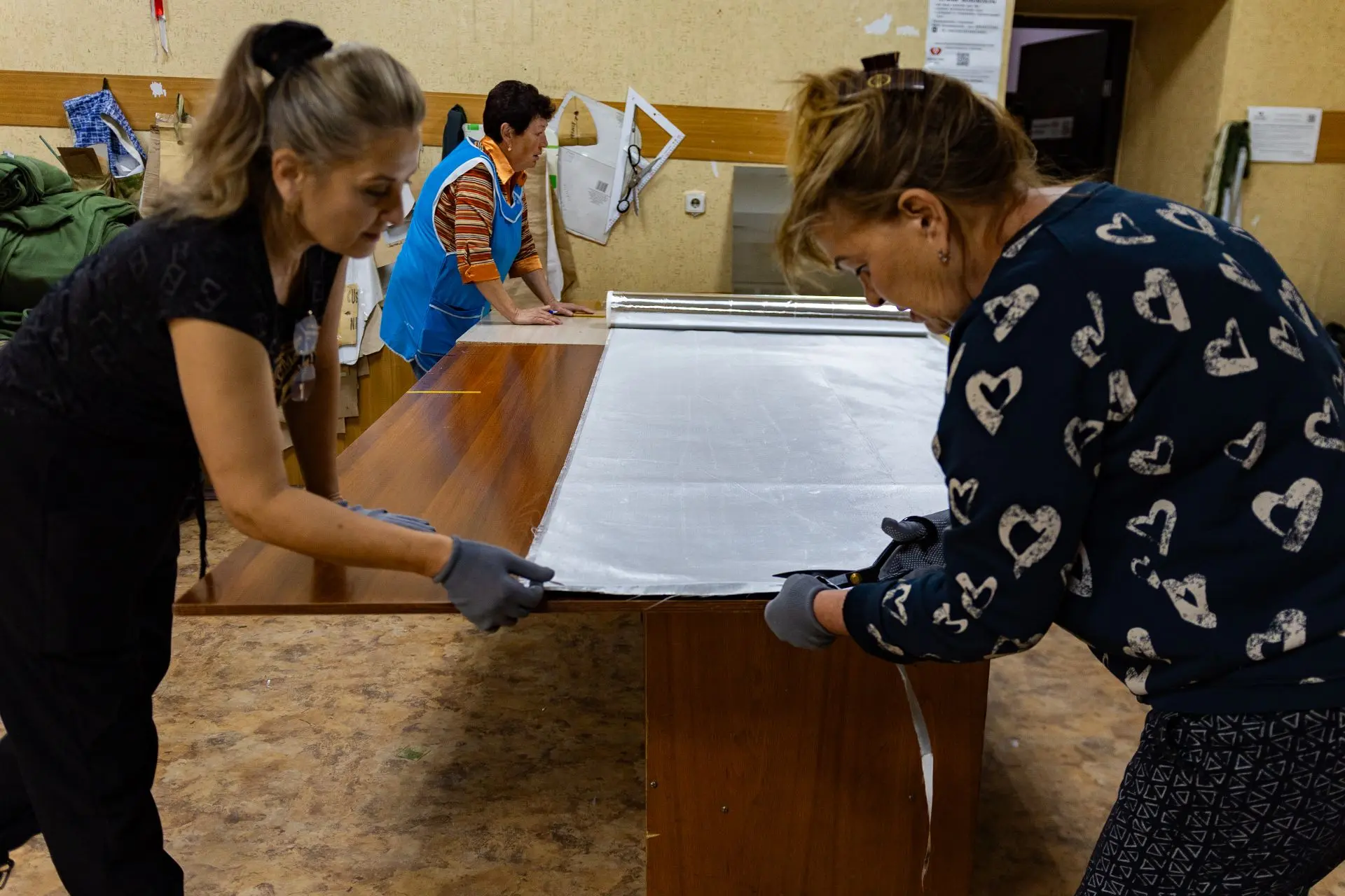 Волонтёры из Усолья-Сибирского изготавливают антидроновые одеяла