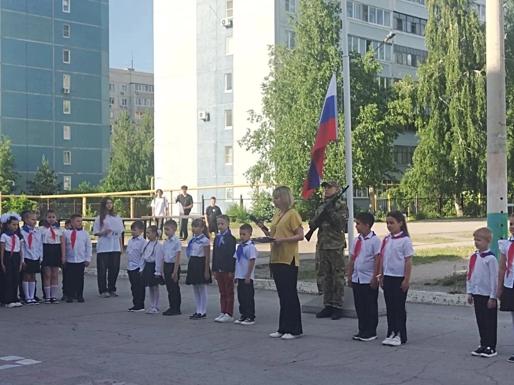 🇷🇺 Итоговая линейка и поднятие флага: с гордостью за школу и её учеников!