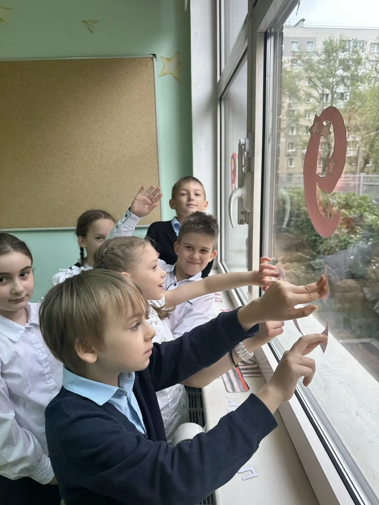 ♦️ Окна Победы: ученики сохраняют историческую память  🕊️ Память о важных исторических событиях скла