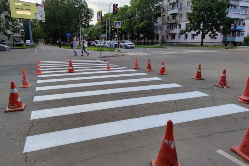 В Уссурийском округе к 1 сентября обновили разметку на пешеходных переходах у школ