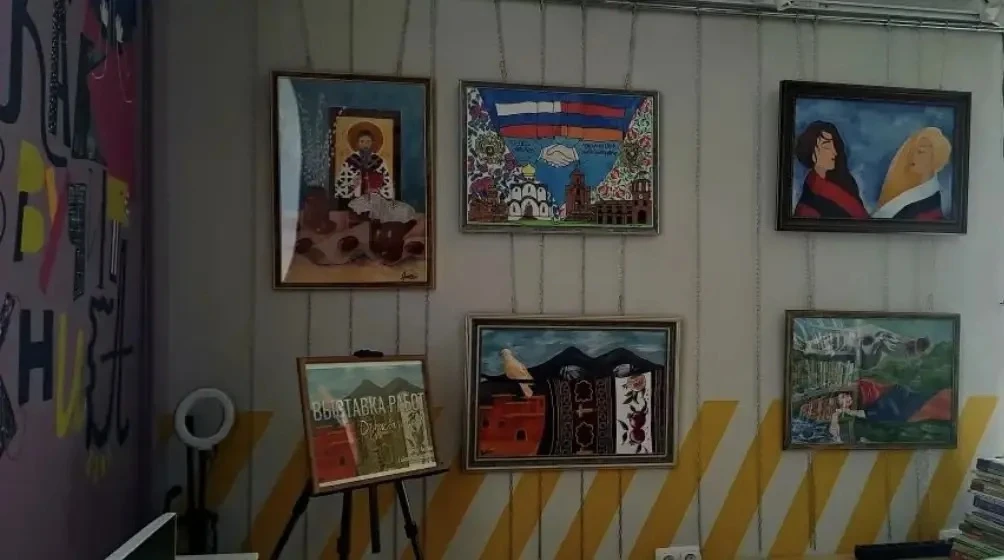 В библиотеке «Солнечная» с. Садовое проходит выставка живописных работ юной талантливой художницы, о
