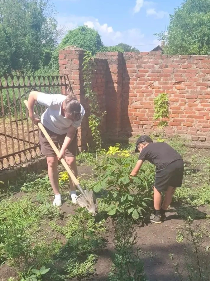 Работа с воспитанниками детского сада  31 в рамках экологического проекта "Зеленая дорога". 
Цель: ф