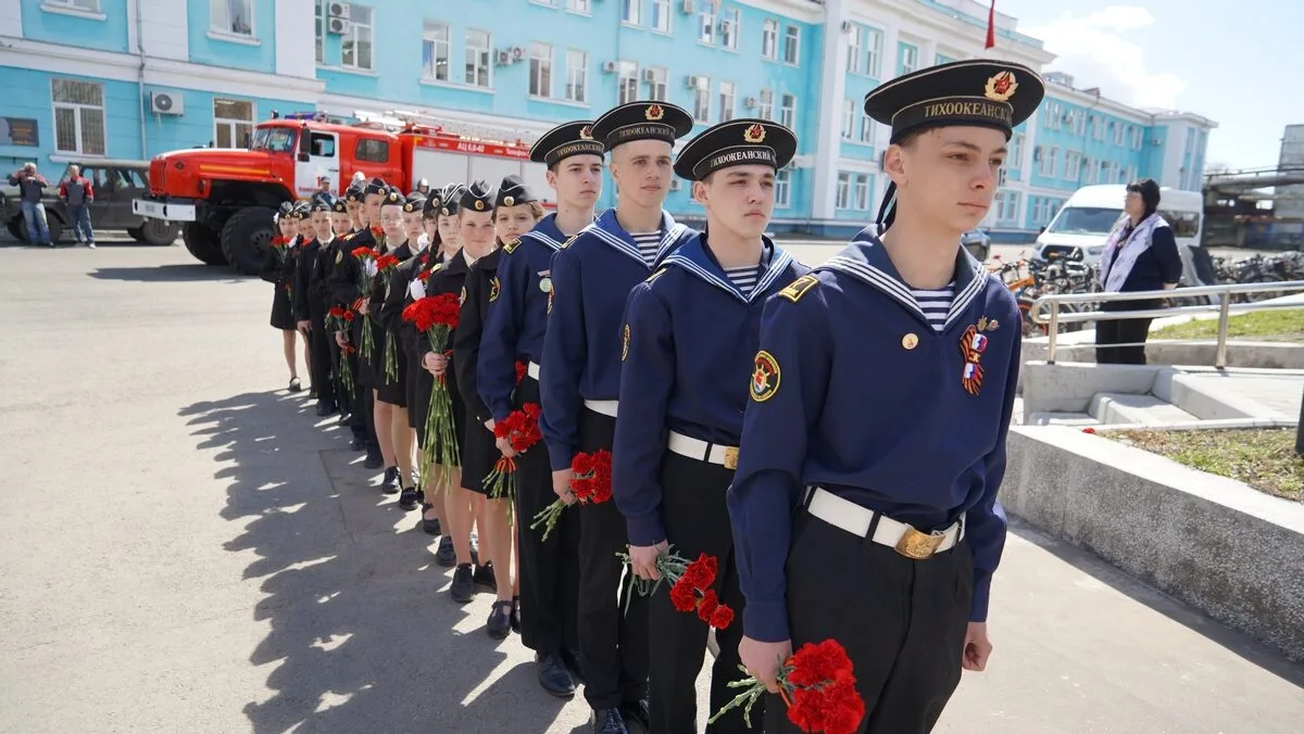 На Амурском судостроительном заводе возложили цветы к Вечному огню  8 мая на Амурском судостроительн