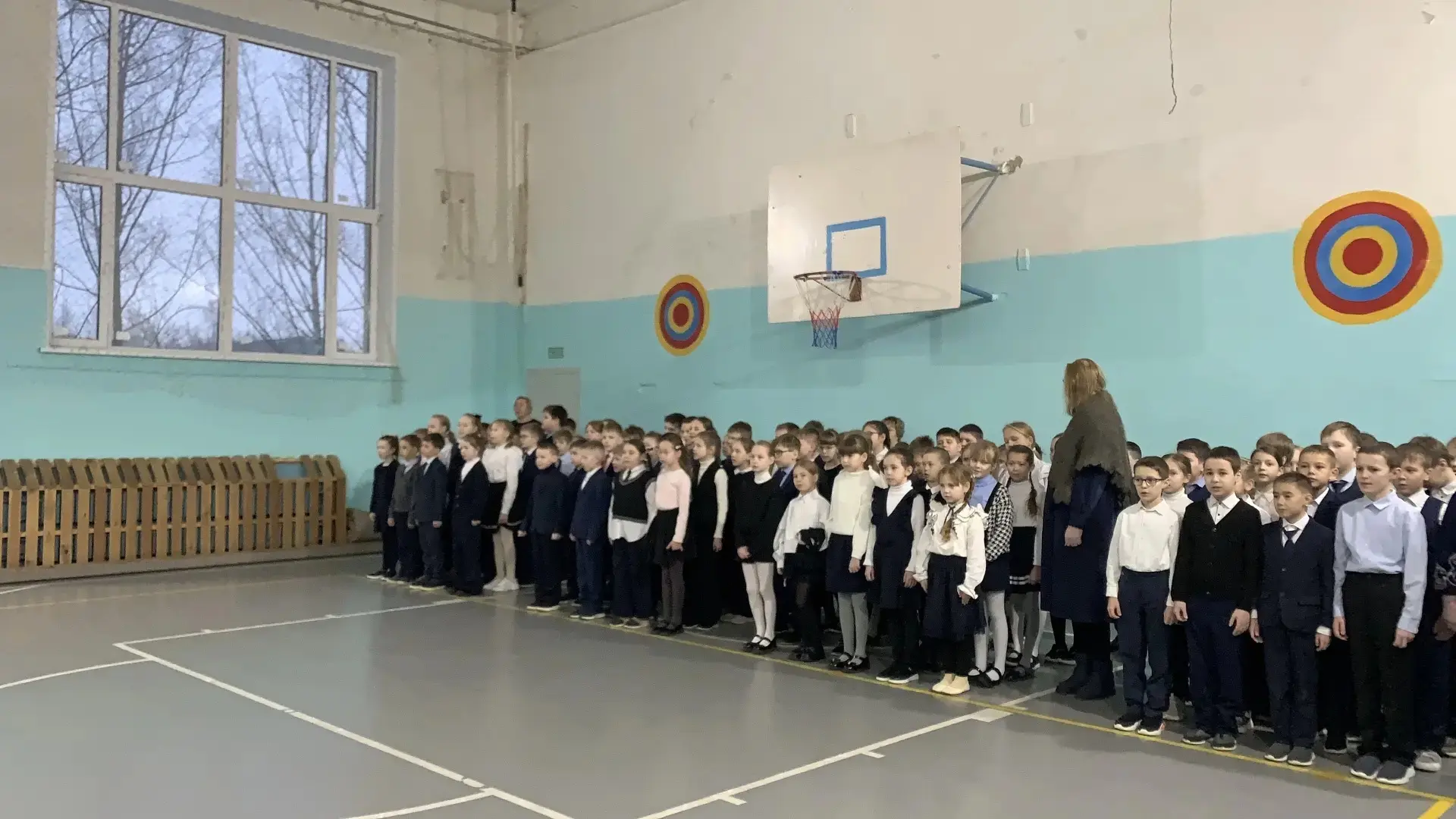 Новая учебная неделя в нашей школе традиционно началась с торжественного выноса флагов и исполнения 
