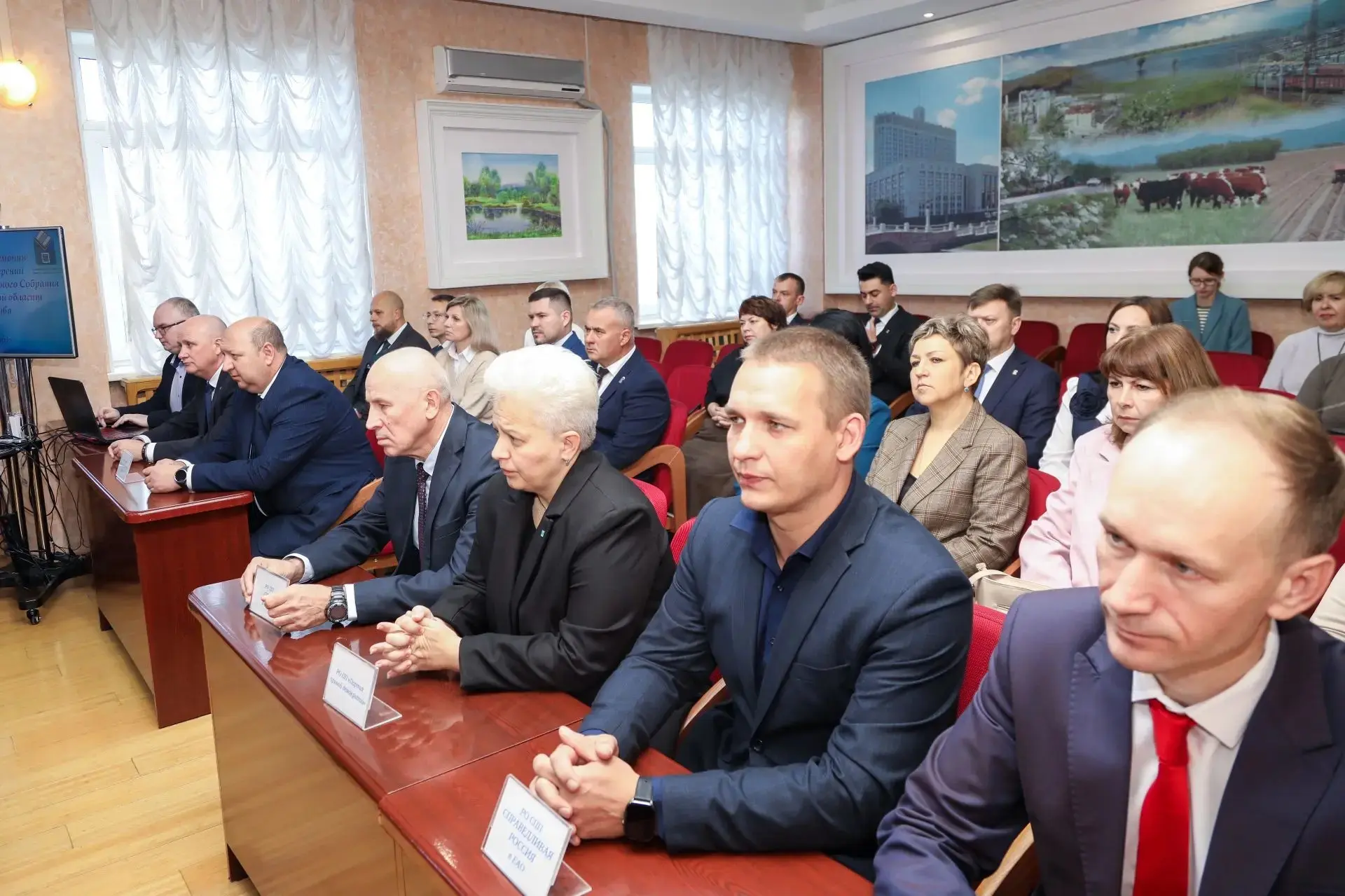 Вручены удостоверения избранным депутатам парламента ЕАО