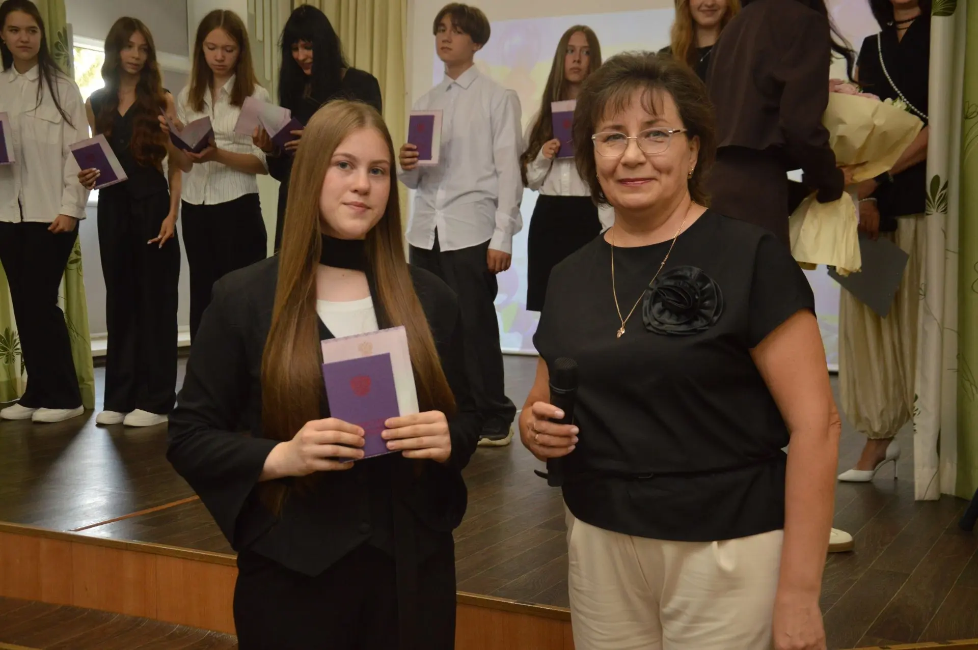 🔔💐Сегодня у нас особенный и очень волнительный день, выпускной 9-х классов и вручение аттестатов!
