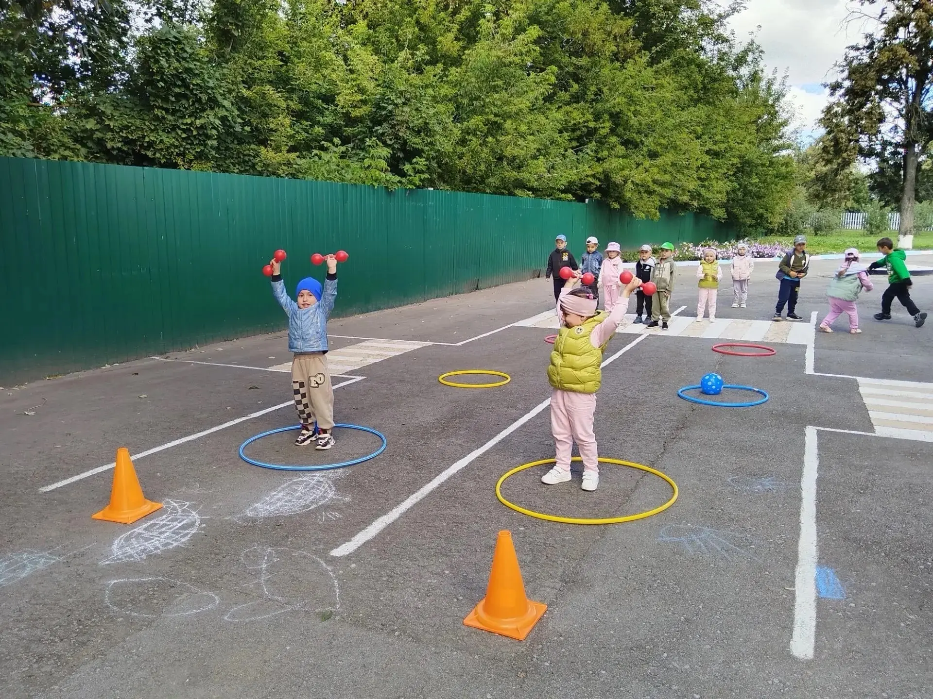 В ясные и теплые дни занятия физкультурой в детском саду проходят на улице, что приноси...