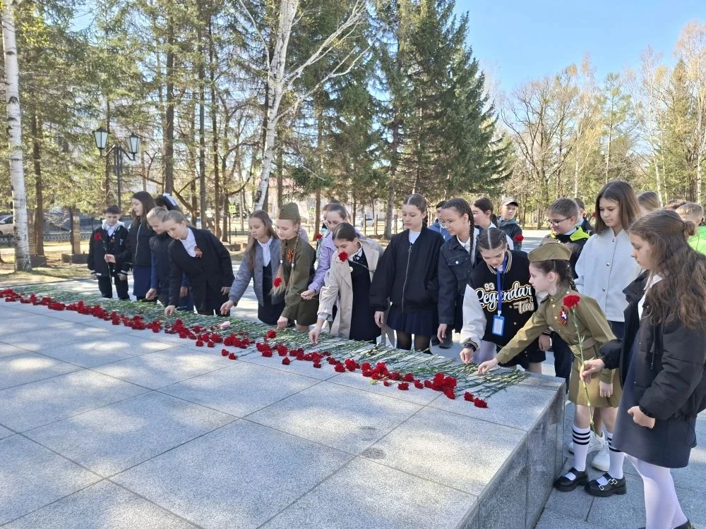 🌷8 мая в 5 Б классе Гимназии №1.  На уроке Мужества, семья Черкесовых рассказали о героической боево