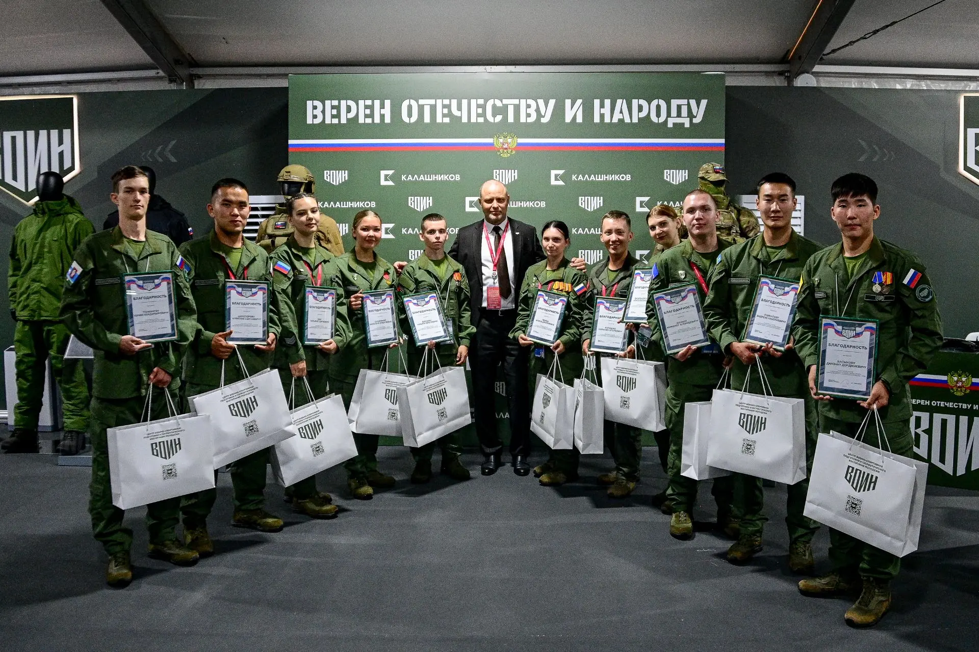 ⚡️Дмитрий Шевченко наградил курсантов за работу на площадке Центра «ВОИН» в рамках ВЭФ