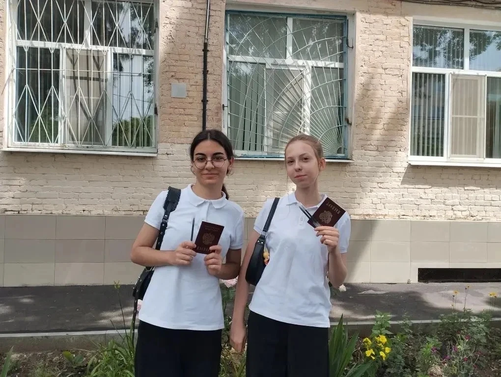 Добрый день! Нас зовут Симонян Ольга и Макеева Ульяна. Мы ученицы 9 "В" класса МАОУ СОШ...