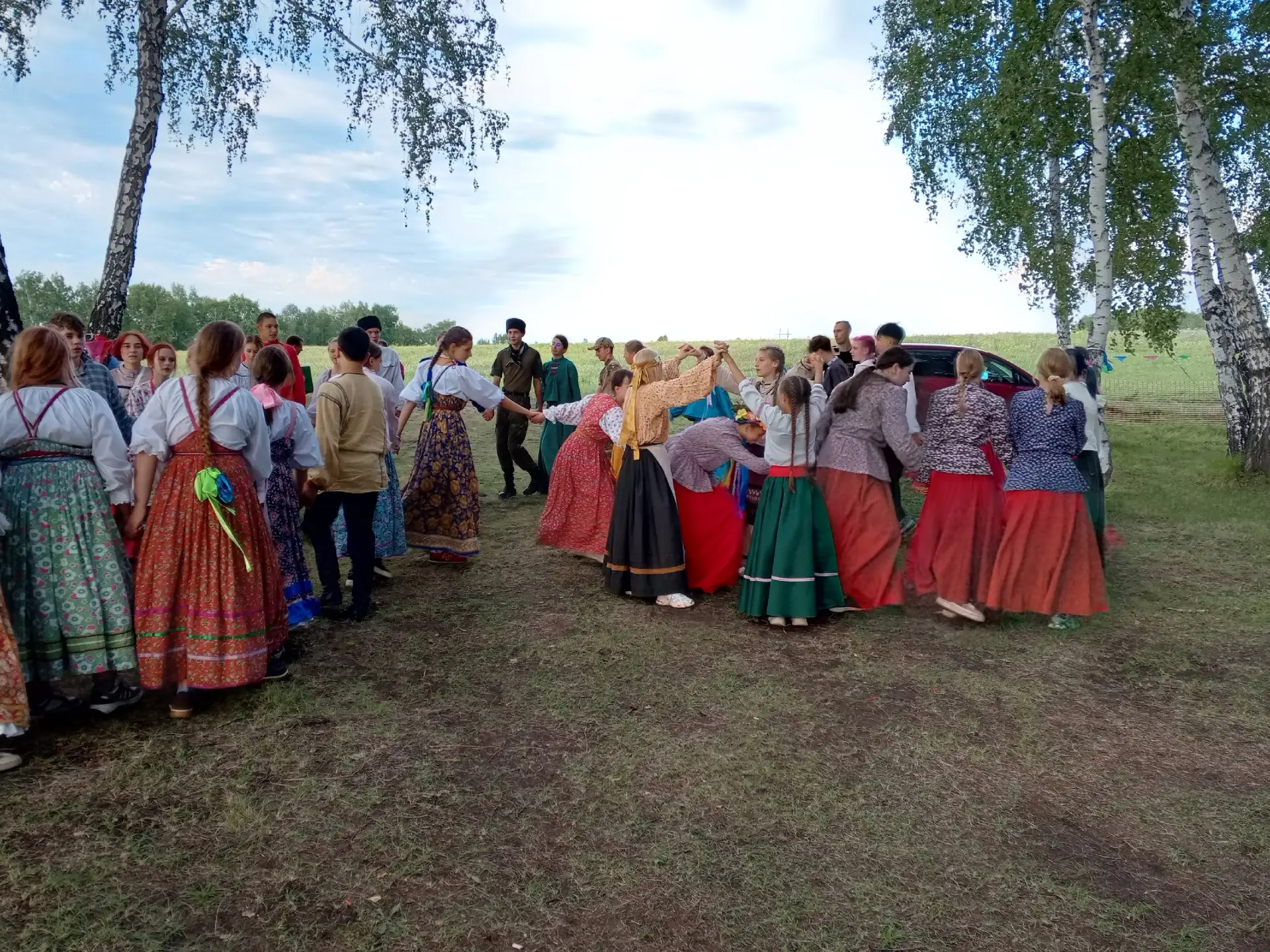 💃✨ Самая любимая часть фестиваля — вечерка!

Есть на «Месяцеслове» традиции, которых ребята ждут с 