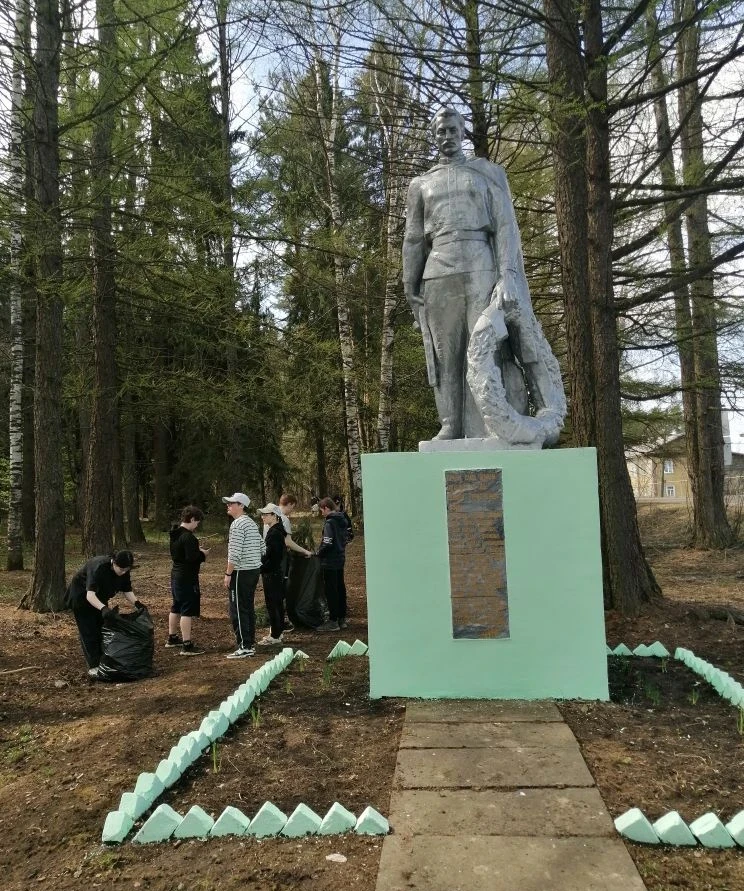 🇷🇺  Субботник у обелиска воинам, павшим в годы Великой Отечественной войны.
Память и патриотически